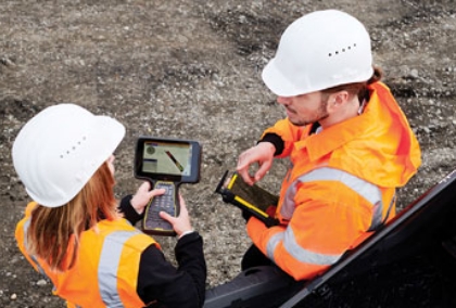 Construction workers using SITECH Horizon Software