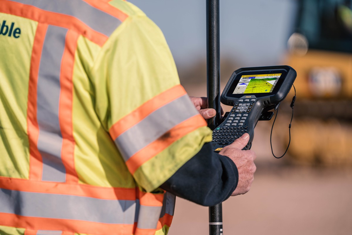 A construction worker using the Trimble TSC7 controller